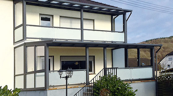 Moderner aus Metall gefertiger Balkon mit Sichtschutz