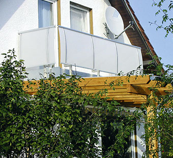 Moderner weißer Balkon mit Sichtschutz