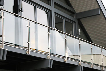 Attraktiver kleiner weiter Balkon mit blauem Geländer
