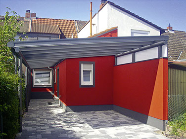 Attraktive Carportkonstruktion, perfekt angeschlossen an ein Farbefrohes Haus