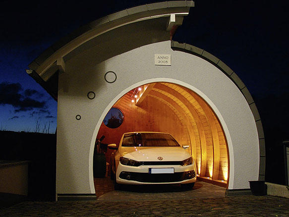 Nachtaufnahme einer außergewöhnliche Carportkonstruktion mit einzigartigem Design