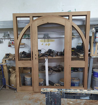 Haustüre aus Holz in der Werkstatt
